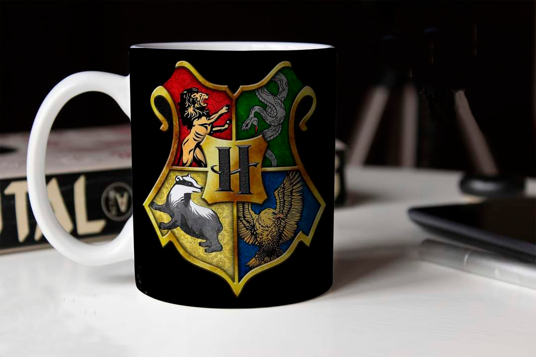 Taza fondo negro Escudo Hogwarts de Colores