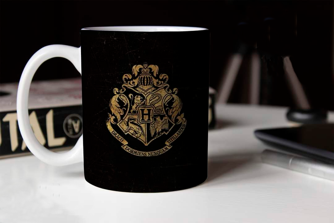 Taza fondo negro Escudo Hogwarts