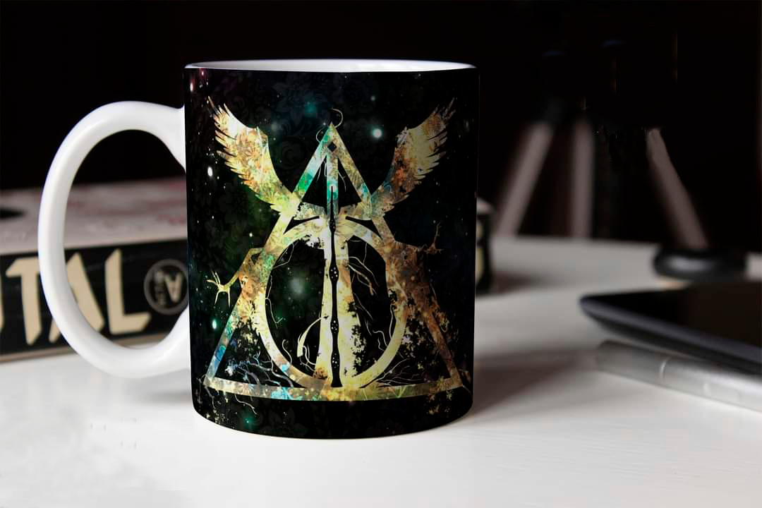 Taza fondo negro Simbolo Reliquias de la Muerte