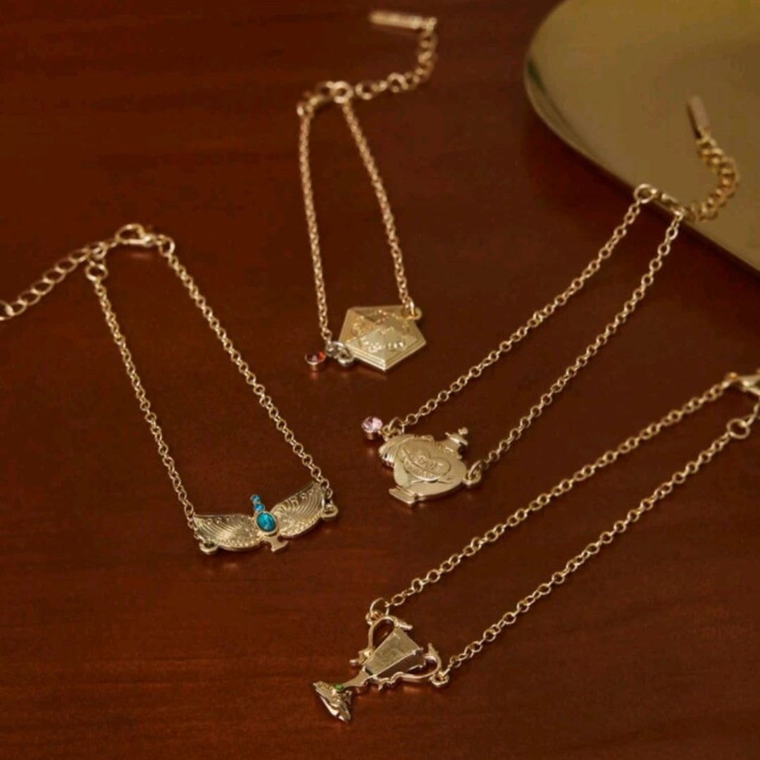 Set de 4 brazaletes: Amortenia, Diadema Ravenclaw, Copa Hufflepuff, Rana de Chocolate